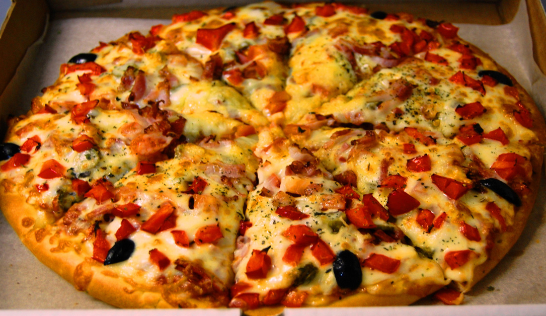Домашняя пицца 10. Пицца в духовке. Красивая пицца домашняя. Шикарная домашняя пицца. Красивая пицца домашняя в духовке.